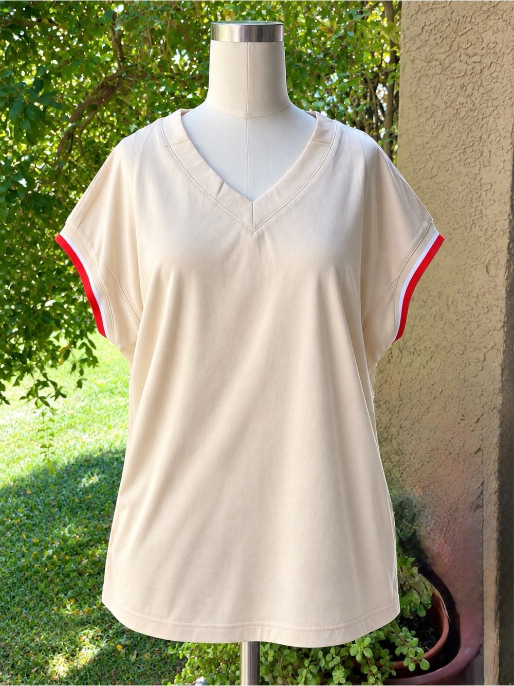 Source Unknown Cream V-Neck Short Sleeve Tunic with Red Trim